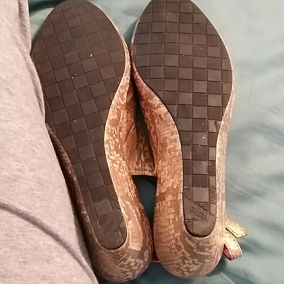 Gold snakeskin print wedge sandals - Picture 4 of 4